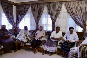 رئيس تنفيذية انتقالي حضرموت يزور المناضلان الشيخ أحمد وعبدالعزيز بامعلم بالمكلا