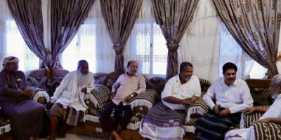 رئيس تنفيذية انتقالي حضرموت يزور المناضلان الشيخ أحمد وعبدالعزيز بامعلم بالمكلا