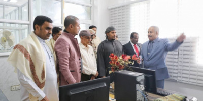 الثقلي ورئيس مجلس إدارة البنك الأهلي يفتتحان إدخال 5 أنظمة حديثة في فرع البنك في سقطرى