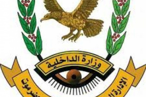 الأجهزة الأمنية بغيل باوزير تضبط متهمًا بسرقة أدوات وأجهزة من ثلاث منازل