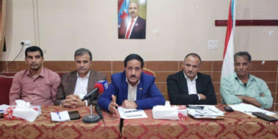 الشقي يعقد لقاءً مع تنفيذية انتقالي أبين ورؤساء الهيئات بمديرياتها
