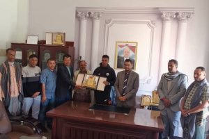 السلطة المحلية بمحافظة شبوة تكرّم الكابتن ممدوح بن عجاج عقب مشاركته في خليجي 26