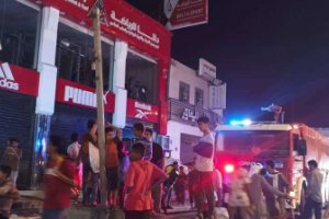الدفاع المدني بالعاصمة عدن يخمد حريقاً في محل تجاري