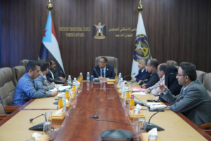 الدكتور الخُبجي يطلع على نتائج زيارة فريق التواصل لمحافظة أبين ويؤكد أهمية البناء على نجاحاتها الميدانية