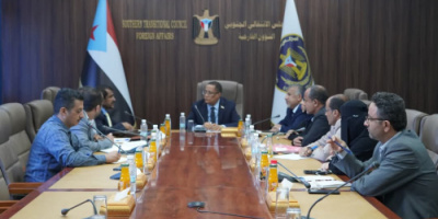 الدكتور الخُبجي يطلع على نتائج زيارة فريق التواصل لمحافظة أبين ويؤكد أهمية البناء على نجاحاتها الميدانية