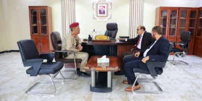 قائد المنطقة العسكرية الثانية يستقبل رئيس شعبة السجون بديوان النيابة العامة بمكتبه في المكلا