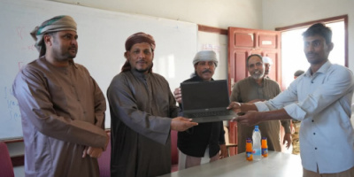محافظ سقطرى يكرم عدد من طلاب قسمي الحاسوب والرياضيات بكلية التربية بأجهزة حاسوب
