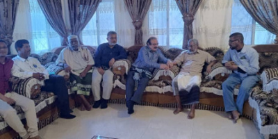 السفير قاسم عسكر يطمئن على صحة المناضل أحمد بامعلم بالمكلا
