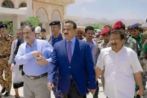 وزير النقل يوجه الهيئة العامة للطيران والخطوط اليمنية بتسيير رحلات إلى مطار عتق الدولي