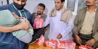 الشيخ راجح سعيد باكريت يوزع مساعدات دوائية شهرية ويدعم جمعية المعاقين في شبوة
