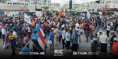 بدء توافد الحشود إلى ساحة العروض في عدن للتنديد بتدهور الأوضاع والخدمات الأساسية