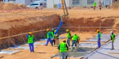 بدء أعمال صب القواعد الخرسانية للمحطة التحويلية لمشروع الطاقة الشمسية في مدينة عتق