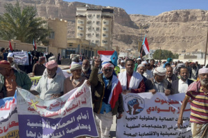 وقفة احتجاجية حاشدة في سيئون للمطالبة بتحسين الأوضاع المعيشية والخدمية