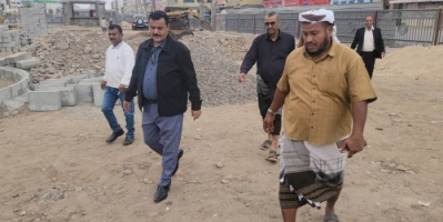 مدير عام المنصورة يتفقد مستوى إنجاز مشروع إنشاء “حديقة الزهور” بشارع التسعين