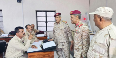 قائد المنطقة العسكرية الثانية يزور الأكاديمية العسكرية العُليا بالعاصمة عدن ويكرم مديرها