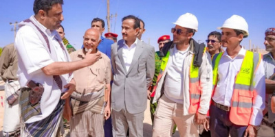 المحافظ بن الوزير يتفقد سير الأعمال الإنشائية للمحطة التحويلية لمشروع الطاقة الشمسية