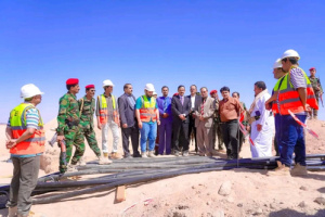 المحافظ بن الوزير يدشن المحطات الفرعية وأعمدة الألواح الشمسية لمشروع الطاقة الاستراتيجي