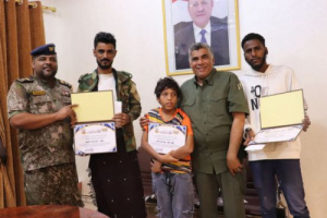 مدير أمن ساحل حضرموت يكرم 3 مواطنين ساهموا بالقبض على مجرم
