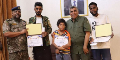 مدير أمن ساحل حضرموت يكرم 3 مواطنين ساهموا بالقبض على مجرم
