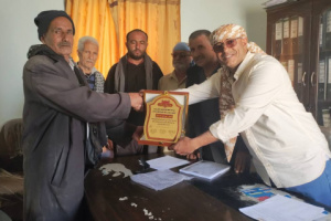 مدير عام الشعيب يُكرم المناضل الاكتوبري يحيى قاسم الحذاري نظير جهوده وتفانيه في خدمة المديرية