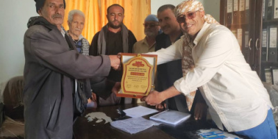 مدير عام الشعيب يُكرم المناضل الاكتوبري يحيى قاسم الحذاري نظير جهوده وتفانيه في خدمة المديرية