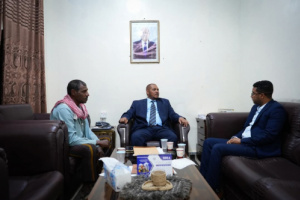 محافظ سقطرى يطلع على استعدادات مسابقة إطلاق  الحمام الزاجل من سقطرى إلى حضرموت