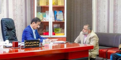 محافظ شبوة يوجه بصرف إكرامية مالية لأسر الشهداء