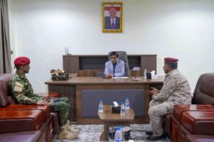 اللواء البحسني يشيد بشجاعة البطل اليميني ويوجه بإعادته للخدمة العسكرية