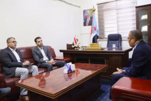 الخُبجي يبحث مع بعثة الصليب الأحمر تعزيز التعاون الإنساني ويدعو لنقل مقرات المنظمات الدولية إلى عدن