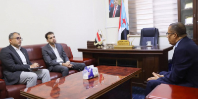 الخُبجي يبحث مع بعثة الصليب الأحمر تعزيز التعاون الإنساني ويدعو لنقل مقرات المنظمات الدولية إلى عدن