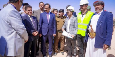 محافظ شبوة ووزير النفط يتفقدان عددا من المشاريع الخدمية