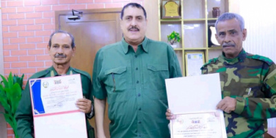 مدير أمن العاصمة عدن يكرم ضابطين نظير تفانيهم بعملهم وإخلاصهم أثناء تنفيذ المهام