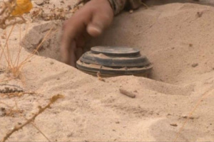 إصابة مواطن ونجله بانفجار لغم حوثي في الحديدة