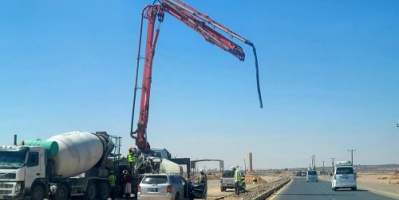 بدعم إماراتي .. بدء تركيب أعمدة نقل الطاقة الشمسية في محطة كهرباء عتق بشبوة