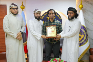 السقاف يكرم القارئ عبدالرحمن إيهاب لحصوله على المركز الثالث في مسابقة القرآن العالمية