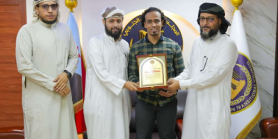 السقاف يكرم القارئ عبدالرحمن إيهاب لحصوله على المركز الثالث في مسابقة القرآن العالمية