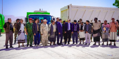 المحافظ بن الوزير يدشن استلام معدات نظافة حديثة مقدمة من الإشقاء في الإمارات لتعزيز جهود النظافة والتحسين