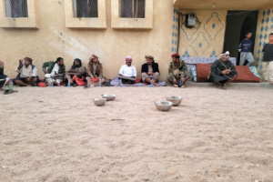 بتكليف محافظ شبوة.. الشيخ لحمر والحجري ينجحون في وقف الاشتباكات بين المرازيق