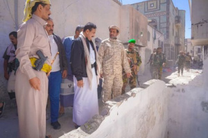 محافظ شبوة يتابع إزالات التعديات في الحي التجاري بعتق