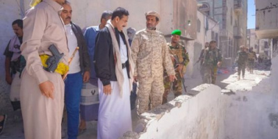 محافظ شبوة يتابع إزالات التعديات في الحي التجاري بعتق