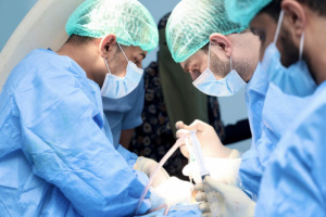 برعاية المحرّمي .. بدء إجراء العمليات الجراحية بالمخيم الطبي المجاني بمستشفى عدن الخيري