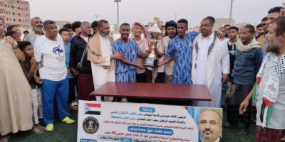 رئيس انتقالي المكلا يتوج فريق أحقاف المنقذ ببطولة دوري فقداء وحدة روكب لكرة القدم