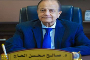 الدكتور الحاج يعزي علي أحمد حسن في وفاة والدته