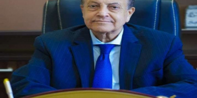 الدكتور الحاج يعزي علي أحمد حسن في وفاة والدته
