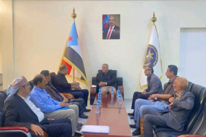 الربيزي يناقش سُبل العمل والتنسيق المشترك بين فريق الحوار ولجنة شؤون الثأر والنزاعات القبلية