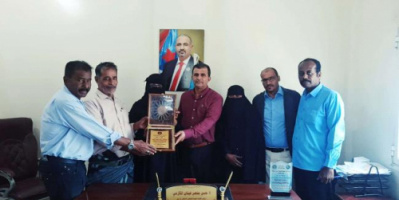 انتقالي أبين يكرّم مديرة مستشفى زنجبار تقديرًا لجهودها في تحسين الخدمات الصحية