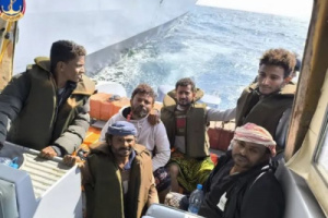 وصول 6 صيادين إلى الخوخة بعد إنقاذهم من قبل بارجة فرنسية في البحر الأحمر