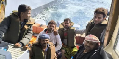 وصول 6 صيادين إلى الخوخة بعد إنقاذهم من قبل بارجة فرنسية في البحر الأحمر