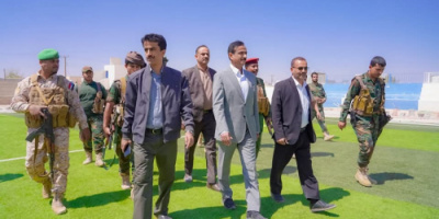 المحافظ بن الوزير يتفقد سير العمل في مشروع تأهيل ملعب الفقيد ناصر الخليفي