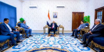 الرئيس الزُبيدي يطّلع على نشاط مصلحة الجمارك وأمن المنطقة الحرة